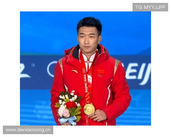 高亭宇下场像换了个人，赛场铁汉出门精致少爷，手表闪得我工资脸红